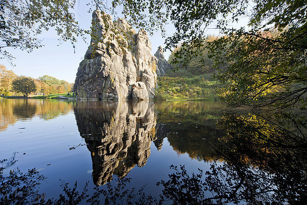 Die Externsteine  eine markante Sandstein-Felsformation im Teutoburger Wald  Horn-Bad Meinberg  Nordrhein-Westfalen  Deutschland  Europa
