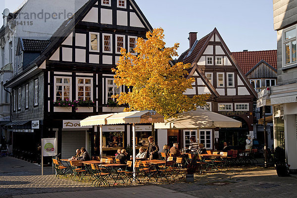 Straßencafe  Fachwerkhäuser  in Detmold  Nordrhein-Westfalen  Deutschland  Europa