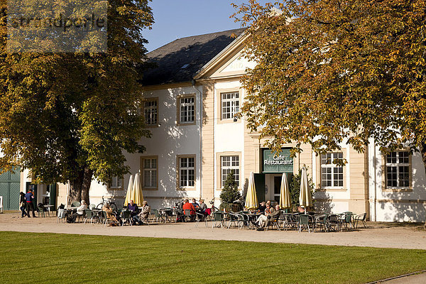 Cafe und Biergarten beim Schloss Neuhaus  bedeutendes Bauwerk der Weserrenaissance in Paderborn  Nordrhein-Westfalen  Deutschland  Europa