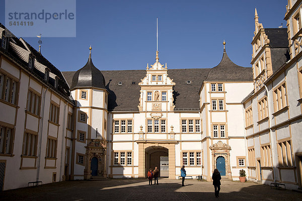 Innenhof von Schloss Neuhaus  bedeutendes Bauwerk der Weserrenaissance in Paderborn  Nordrhein-Westfalen  Deutschland  Europa