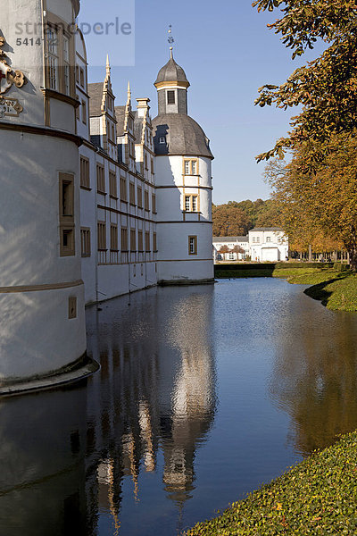 Wassergraben rund um das Schloss Neuhaus  bedeutendes Bauwerk der Weserrenaissance in Paderborn  Nordrhein-Westfalen  Deutschland  Europa