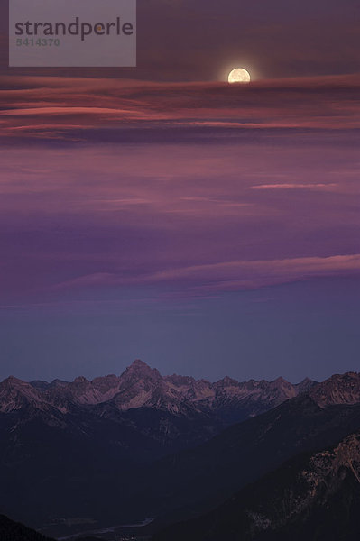 Bergpanorama bei Sonnenaufgang mit Vollmond  Reutte  Außerfern  Tirol  Österreich  Europa
