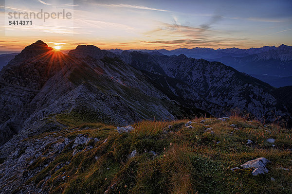 Bergpanorama bei Sonnenaufgang  Reutte  Außerfern  Tirol  Österreich  Europa