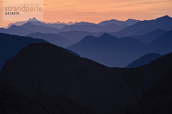 Bergpanorama zur blauen Stunde  Reutte  Außerfern  Tirol  Österreich  Europa