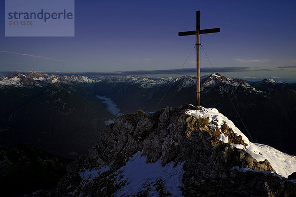 Bergpanorama mit Gipfelkreuz zur blauen Stunde  Reutte  Außerfern  Tirol  Österreich  Europa