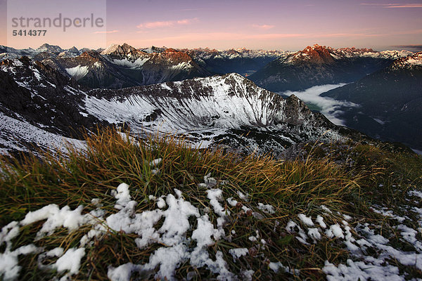 Bergpanorama bei Sonnenaufgang  Reutte  Außerfern  Tirol  Österreich  Europa