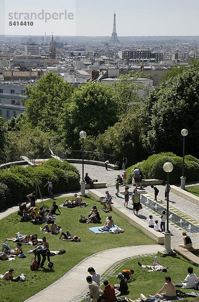 Parc de Belleville  Parkanlage  Menschen  Sonnenbad  Blick auf Eiffelturm  Tour Eiffel  Paris  Ile de France  Frankreich  Europa
