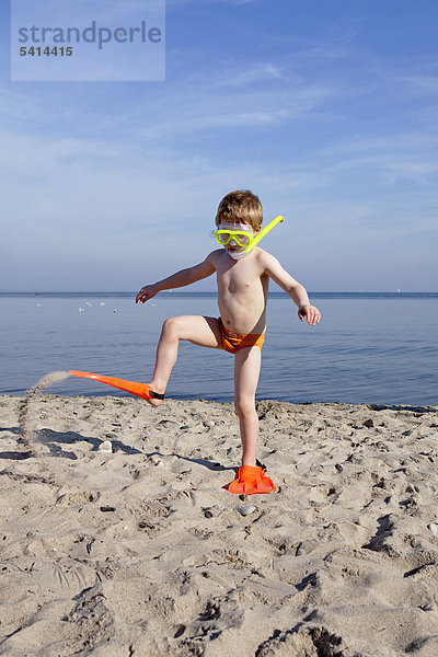 Kleiner Junge mit Taucherbrille  Schnorchel und Schwimmflossen  am Strand  Kühlungsborn  Mecklenburg-Vorpommern  Deutschland  Europa