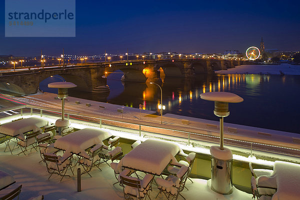 Verschneites Cafe auf der Brühlschen Terrasse mit Blick auf Elbe und Augustusbrücke  Dresden  Sachsen  Deutschland  Europa  ÖffentlicherGrund
