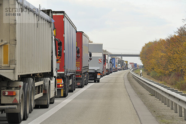 Autobahnstau mit LKW  A61  zwischen Gau-Bickelheim und Bad Kreuznach  Rheinland-Pfalz  Deutschland  Europa
