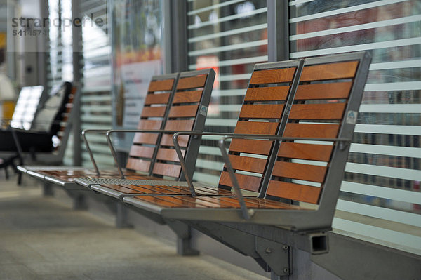 Leere Stühle im Wartebereich im Bahnhof  Dresden  Sachsen  Deutschland  Europa