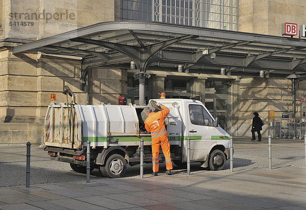 Müllmann der Stadtreinigung  Dresden  Sachsen  Deutschland  Europa