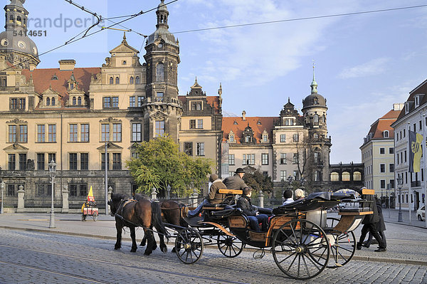 Pferdekutsche vor Residenzschloss Dresden  Sachsen  Deutschland  Europa