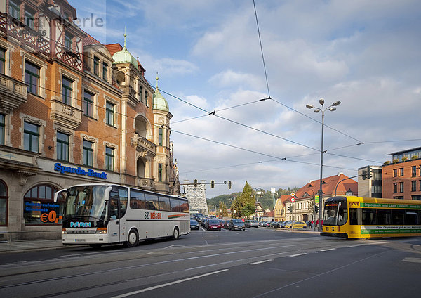 Europa Quadrat Quadrate quadratisch quadratisches quadratischer Omnibus Straßenbahn Dresden Deutschland Sachsen Schillerplatz Straßenverkehr