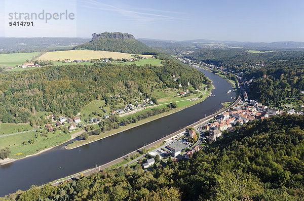 Blick auf den Lilienstein  Stadt Königstein und die Elbe  Elbsandsteingebirge  Sächsische Schweiz  Sachsen  Deutschland  Europa