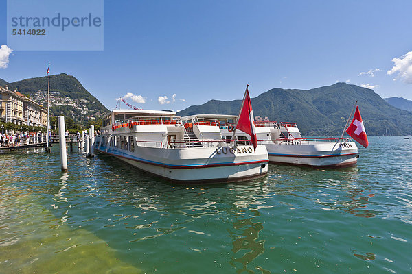 Ausflugsschiffe in Lugano an der Anlegestelle  Luganer See  Luganersee  Lago di Lugano  Tessin  Schweiz  Europa