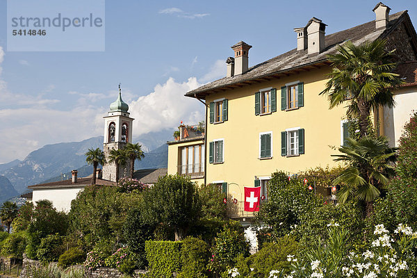 Schweizer Flagge Schweizer Flaggen Europa Wohnhaus See Langensee Lago Maggiore Schweiz