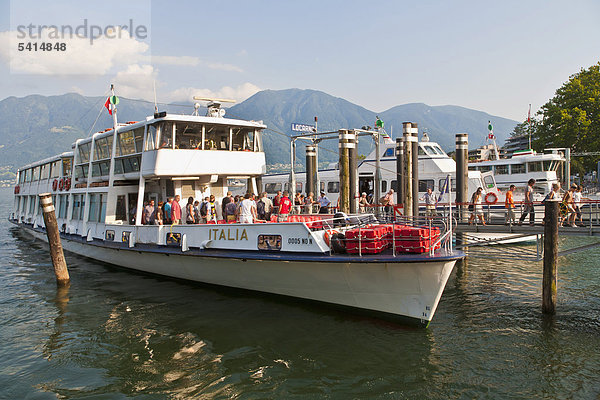 Ausflugsschiffe in Locarno an der Anlegestelle  Menschen  Lago Maggiore  Tessin  Schweiz  Europa