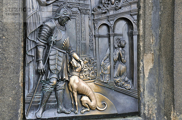 'Bronze-Relief ''Adeliger mit Hund''  Handauflegen auf das Relief des Hundes soll Glück bringen  Statue des hl. Johannes Nepomuk  Karlsbrücke  Prag  Böhmen  Tschechien  Europa  ÖffentlicherGrund'