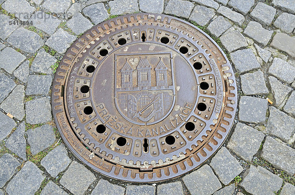 Prager Kanalisation  Kanaldeckel mit Stadtwappen  Prag  Böhmen  Tschechien  Tschechische Republik  Europa  ÖffentlicherGrund