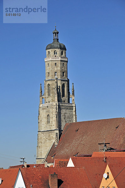 Evangelische Pfarrkirche St. Georg mit dem 89  5 m hohen Turm  dem Daniel  Nördlingen  Donau-Ries  Bayrisch Schwaben  Bayern  Deutschland  Europa  ÖffentlicherGrund
