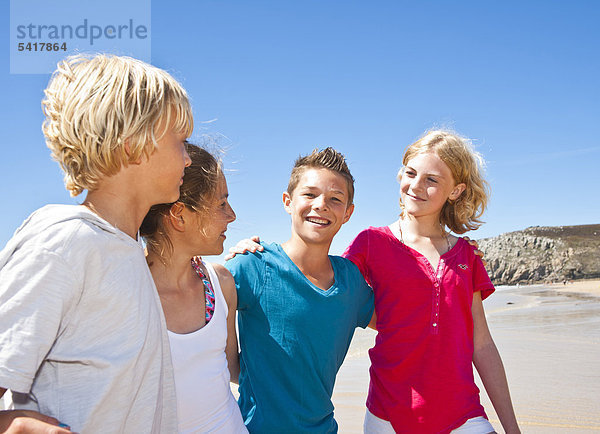 Teenager am Strand