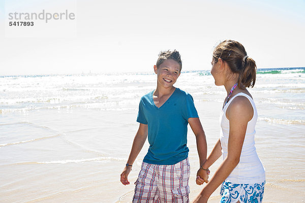 Teenagerpaar am Strand