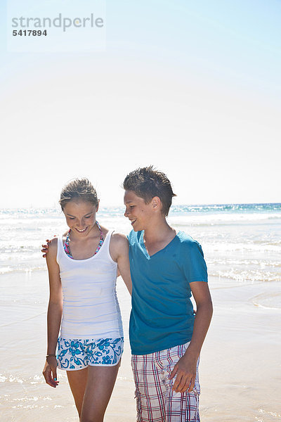 Teenagerpaar am Strand