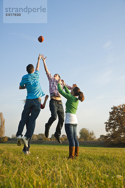 Junge Leute spielen mit Football
