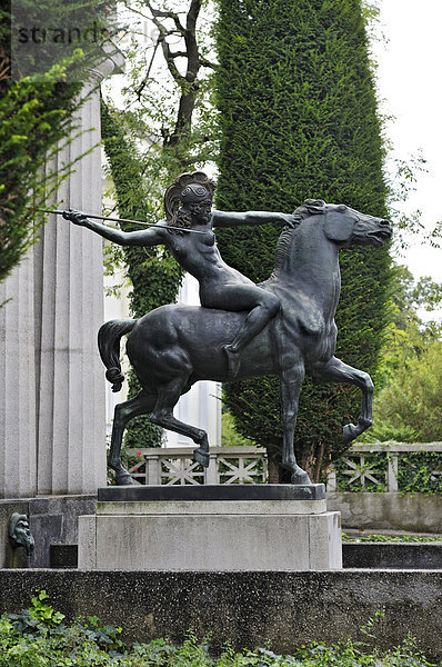 Amazone  Skulptur vor dem Eingangsportal der Villa Stuck  Bogenhausen  München  Bayern  Deutschland  Europa