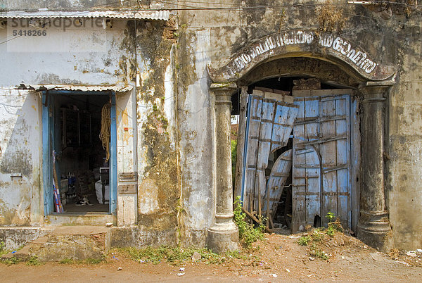 Tür Fassade Hausfassade blau Verfall Judentum Asien Indien Kerala Viertel Menge