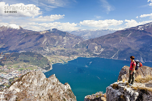 Bergsteigerin auf der Cima Rocca  Klettersteig mit Blick auf den Gardasee  Riva und Torbole  Trentino  Italien  Europa