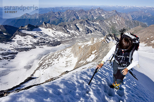 Bergsteigerin beim Aufstieg zum Hochfeiler  hinten Pfitschertal  Eisacktal und Wipptal  Südtirol  Italien  Europa