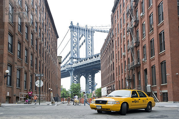 Yellow Cab Taxi  Manhattan Bridge  Brooklyn Heights  Brooklyn  New York  USA