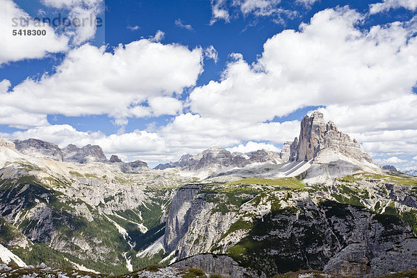 Blick vom Monte Piano im Hochpustertal  hinten die Drei Zinnen  Dolomiten  Südtirol  Italien  Europa