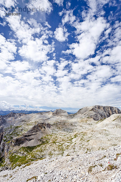 Ausblick vom Diamantiditurm bei der Latemarüberschreitung  Klettersteig  Südtirol  Italien  Europa