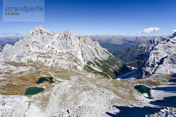 Ausblick vom Paternkofel  hinten die Dreischusterspitze  unten die Bödenseen  Hochpustertal  Sexten  Dolomiten  Südtirol  Italien  Europa