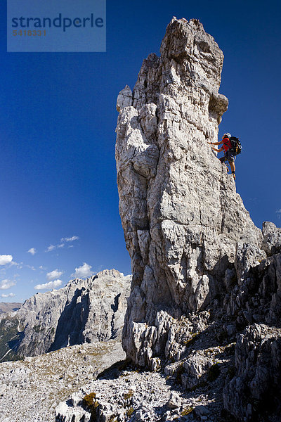 Kletterer auf dem Frankfurter Würstel beim Abstieg vom Paternkofel  hinten der Einser  Hochpustertal  Sexten  Dolomiten  Südtirol  Italien  Europa