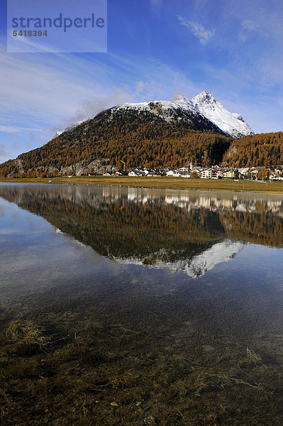 Silvaplanersee mit Dorf Silvaplana  hinten Piz da la Margna  St. Moritz  Engadin  Graubünden  Schweiz  Europa