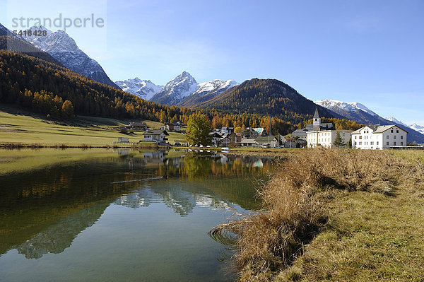 Taraspersee mit Spiegelbild  hinten das Dorf Tarasp  Scuol  Unterengadin  Graubünden  Schweiz  Europa