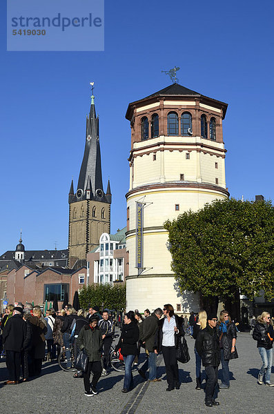 Schlossturm  Sitz des Schifffahrtsmuseums  St. Lambertus Kirche  Rheinufer  Burgplatz  Altstadt  Düsseldorf  Nordrhein-Westfalen  Deutschland  Europa