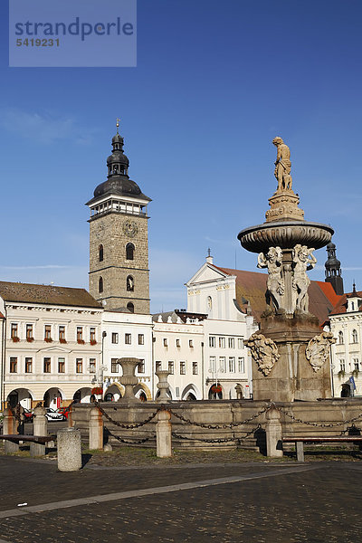 Hauptplatz mit Samsonbrunnen und schwarzem Turm von Ceske Budejovice  Budweis  Südböhmen  Böhmen  Tschechien  Europa