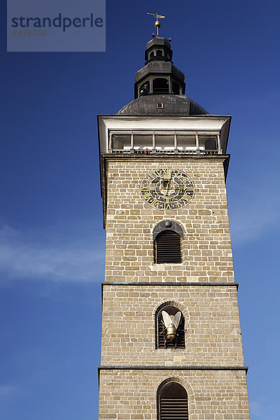 Schwarzer Turm mit goldener Fliege am Hauptplatz von Ceske Budejovice  Budweis  Südböhmen  Böhmen  Tschechien  Europa