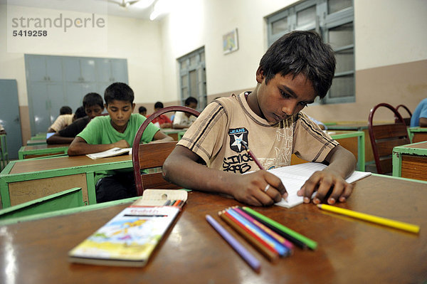 Schüler mit bunten Zeichenstiften  Unterricht in einer Middle School  Mittelschule  Youhanabad  Lahore  Punjab  Pakistan  Asien