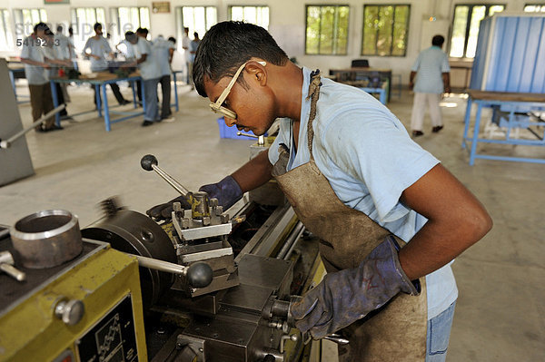 Berufsausbildung zum Schlosser  Berufsschüler an einer Maschine  Youhanabad  Lahore  Punjab  Pakistan  Asien
