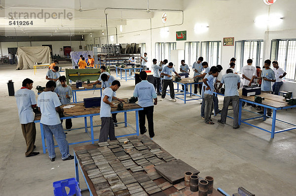 Berufsausbildung zum Schlosser im Don Bosco Technical Center DBTC  Youhanabad  Lahore  Punjab  Pakistan  Asien