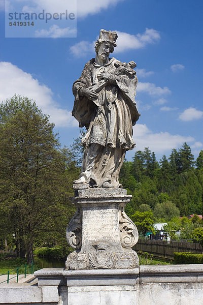 Statue auf Steinbrücke aus dem 18. Jahrhundert  Brtnice  Bezirk Jihlava  Region Vysocina  Tschechische Republik  Europa