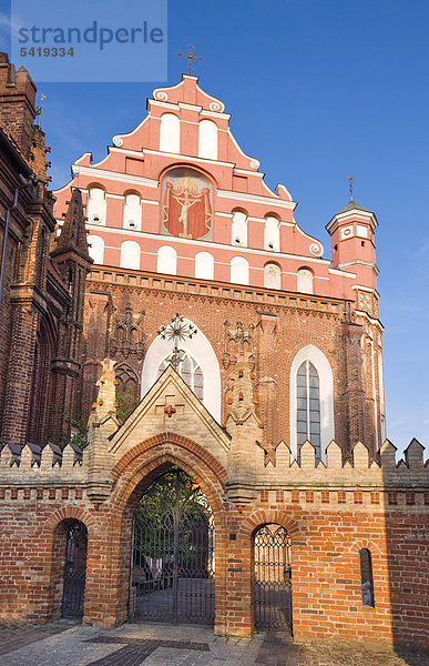 Die St.-Anna-Kirche und das Bernhardinerkloster  Vilnius  Litauen  Europa