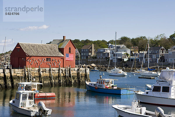 Blick auf den bekannten roten Lagerschuppen in Rockport  einem kleinen Fischerort im Bundesstaat Massachusetts  New England  USA