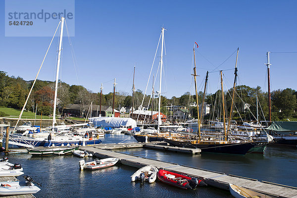 Hafen von Camden  einer kleinen Hafenstadt in Maine  New England  USA